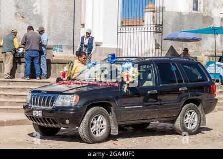 COPABA, BOLIVIEN - 13. MAI 2015: Segnung von Automobilen vor der Kathedrale von Copaba, Bolivien Stockfoto