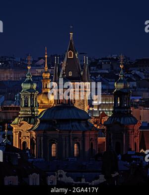 Kirchtürme der Nikolaikirche, des Rathauses und der St. Galler Kirche, Prag, Tschechische republik Stockfoto