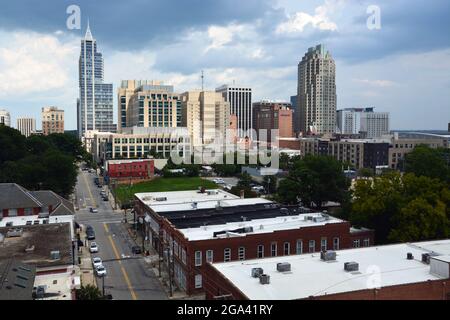 Die Innenstadt erhebt sich über dem trendigen Warehouse District in Raleigh North Carolina Stockfoto