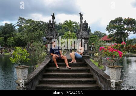 Bali, 23. März 2020 Touristisches Paar im Königengarten Tirta Gannga. Verliebtes Paar mittleren Alters tirta gangga. Ein schönes Paar macht Selfies auf dem Stockfoto