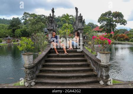 Bali, 23. März 2020 Touristisches Paar im Königengarten Tirta Gannga. Verliebtes Paar mittleren Alters tirta gangga. Ein schönes Paar macht Selfies auf dem Stockfoto