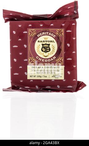 Winneconne, WI – 18. Juli 2021: Ein Paket von Heritage sartori Cheddar-Käse auf einem isolierten Hintergrund Stockfoto