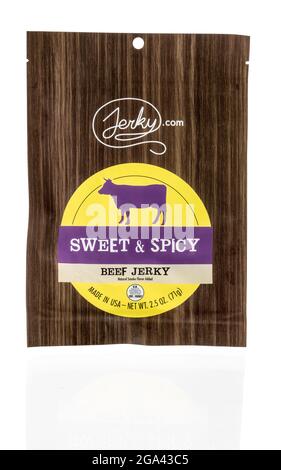 Winneconne, WI -18 Juli 2021: Ein Paket von Jerky com süß und würzig Rindfleisch ruckartig auf einem isolierten Hintergrund Stockfoto