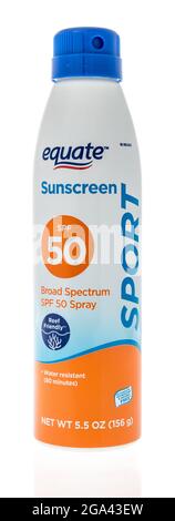 Winneconne, WI -20 Juli 2021: Ein Paket von gleichmäßigen Sonnenschutz spf 50 Sport auf einem isolierten Hintergrund Stockfoto