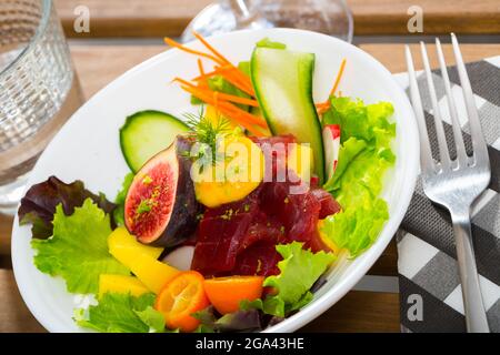Thunfischsalat mit Gemüse und Obst Stockfoto