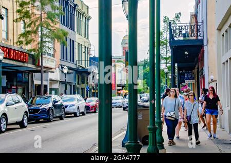 Die Menschen gehen die Dauphin Street entlang, 28. Juli 2021, in Mobile, Alabama. Die COVID-Positivitätsrate in Alabama ist heute die höchste im ganzen Land. Stockfoto