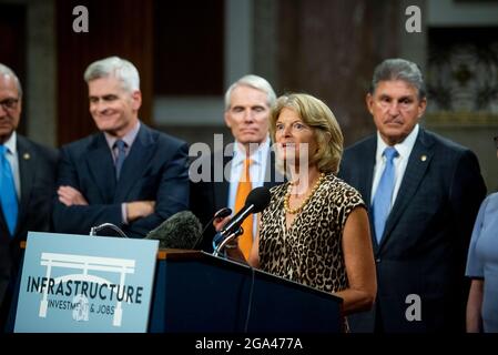 Die Senatorin der Vereinigten Staaten, Lisa Murkowski (Republikanerin von Alaska), macht nach der Abstimmung über den Antrag auf Berufung auf die Blutgerinnung, um am Mittwoch, dem 28. Juli 2021, die Prüfung des H.R. 3684, des INVEST in America Act auf dem Capitol Hill in Washington, DC, fortzusetzen. Die Abstimmung, um die Diskussion über das zweiparteiische Infrastrukturgesetz zu beginnen, das vom Weißen Haus vereinbart wurde, betrug 67 bis 32. Wenn das Gesetz verabschiedet würde, würde es fast eine Billion in Straßen, Brücken, Häfen und andere Infrastrukturen investieren, ohne dass eine erhebliche Steuererhöhung erforderlich wäre.Quelle: Rod Lampey/CNP/MediaPunch Stockfoto