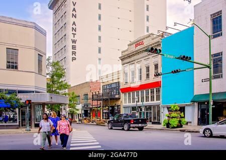 Drei Frauen gehen am 28. Juli 2021 in Mobile, Alabama, die Dauphin Street entlang. Die COVID-Positivitätsrate in Alabama ist heute die höchste im ganzen Land. Stockfoto