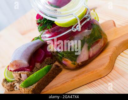 Hausgemachter eingelegter blauer Wittling-Fisch Stockfoto