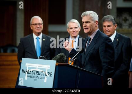 Der Senator der Vereinigten Staaten, Bill Cassidy (Republikaner von Louisiana), macht nach der Abstimmung über den Antrag, die Blutgerinnung anzurufen, um am Mittwoch, den 28. Juli 2021, die Prüfung des H.R. 3684, des INVEST in America Act auf dem Capitol Hill in Washington, DC, zu beginnen. Die Abstimmung, um die Diskussion über das zweiparteiische Infrastrukturgesetz zu beginnen, das vom Weißen Haus vereinbart wurde, betrug 67 bis 32. Wenn das Gesetz verabschiedet würde, würde es fast eine Billion in Straßen, Brücken, Häfen und andere Infrastrukturen investieren, ohne dass eine erhebliche Steuererhöhung erforderlich wäre. Kredit: Rod Lampey/CNP Stockfoto