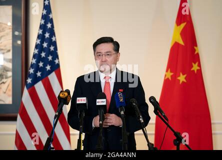 Washington, USA. Juli 2021. Der neue Botschafter Chinas in den Vereinigten Staaten, Qin Gang, nimmt bei seiner Ankunft in den Vereinigten Staaten am 28. Juli 2021 an chinesischen und US-Medien Teil. Quelle: Liu Jie/Xinhua/Alamy Live News Stockfoto