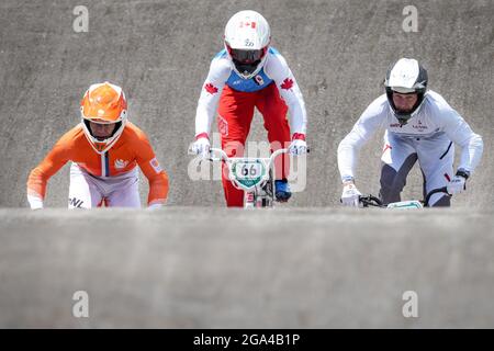 TOKIO, JAPAN – 29. JULI: Niek Kimmann aus den Niederlanden, James Palmer aus Kanada und Helvijs Babris aus Lettland beim Start des Viertelfinallaufs 2 während der Olympischen Spiele in Tokio 2020 im Aomi Urban Sports Park am 29. Juli 2021 in Tokio, Japan (Foto: Ronald Hoogendoorn/Orange Picics) NOCNSF House of Sports Stockfoto