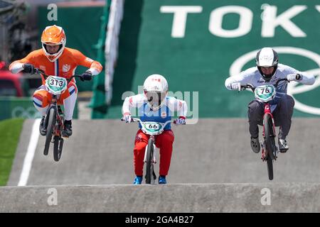 TOKIO, JAPAN – 29. JULI: Niek Kimmann aus den Niederlanden, James Palmer aus Kanada und Helvijs Babris aus Lettland beim Start des Viertelfinallaufs 2 während der Olympischen Spiele in Tokio 2020 im Aomi Urban Sports Park am 29. Juli 2021 in Tokio, Japan (Foto: Ronald Hoogendoorn/Orange Picics) NOCNSF House of Sports Stockfoto