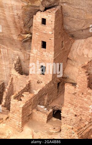 Square Tower House im Mesa Verde National Park in der Nähe von Cortez, Colorado. Viele der Ruinen in Nischen in den Klippen von Mesa Verde waren bewohnt Stockfoto