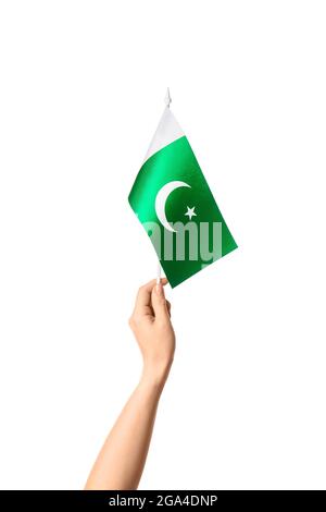 Weibliche Hand mit pakistanischer Flagge auf weißem Hintergrund Stockfoto