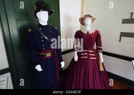 St. Louis, Usa. Juli 2021. Mannequins in historischen Kostümen des Generals des Bürgerkrieges und des 18. Präsidenten der Vereinigten Staaten, Ulysses S. Grant, und seiner Frau Julia, sind am Mittwoch, dem 28. Juli 2021, im Haus der beiden in St. Louis zu sehen. Grant traf Julia Dent, seine zukünftige Frau, zum ersten Mal in ihrem Familienhaus namens White Haven. Von 1854 bis 1859 lebten die Dents, Grants und eine versklavte afroamerikanische Belegschaft auf dem Grundstück. Foto von Bill Greenblatt/UPI Credit: UPI/Alamy Live News Stockfoto