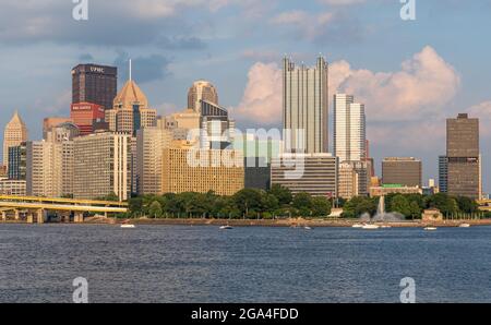 Der Brunnen am Point State Park mit der Innenstadt von Pittsburgh, Pennsylvania, USA im Hintergrund und Booten auf dem Fluss Stockfoto