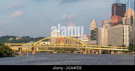 Die Fort Duquesne Brücke über den Allegheny Fluss, die die Nordseite mit der Innenstadt von Pittsburgh, Pennsylvania, USA verbindet Stockfoto