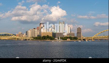 Der Brunnen am Point State Park mit der Innenstadt von Pittsburgh, Pennsylvania, USA im Hintergrund und Booten auf dem Fluss Stockfoto