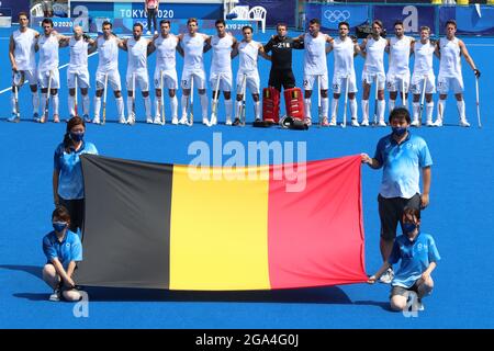 Die belgischen Spieler, die zu Beginn eines Eishockeyspiels zwischen den belgischen Roten Löwen und Kanada im Pool B des Hockeyturniers der Männer auf t abgebildet wurden Stockfoto