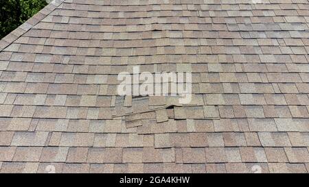 Dachschindeln beschädigt und reparaturbedürftig Stockfoto