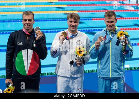 Tokio, Japan. Juli 2021. TOKIO, JAPAN – 29. JULI: Gregorio Paltrinieri aus Italien, Silber, Robert Finke aus den Vereinigten Staaten, Gold, Mykhailo Romantschuk aus der Ukraine, Bronze, zeigen die Medaillen, nachdem er am 29. Juli 2021 in Tokio, Japan, im Mannschaftsfinale über 800 m Freistil bei den Olympischen Spielen 2020 in Tokio im Tokyo Aquatics Center (Foto: Giorgio Scala/Insidefoto/Deepbluemedia) teilnahm. Quelle: Insidefoto srl/Alamy Live News Stockfoto