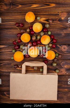 Zusammensetzung mit Einkaufstasche und Produkten. Online-Lebensmitteleinkäufe Stockfoto
