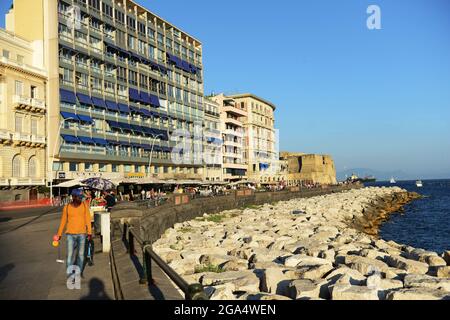 Die Uferpromenade entlang der Via Partenope in Neapel, Italien. Stockfoto