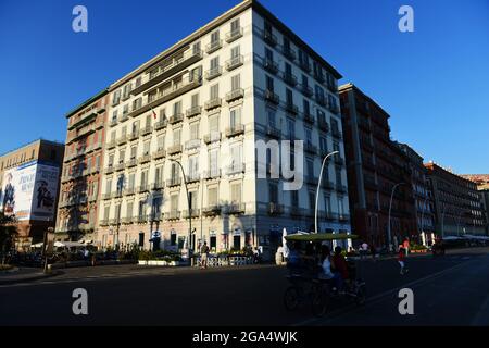 Schöne Gebäude entlang der Uferpromenade an der Via Partenope, Neapel, Italien. Stockfoto