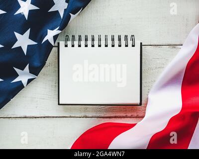 American Flag liegt auf einem leeren Tisch. Platz für Ihre Inschrift. Wunderschöne Karte. Nahaufnahme, Blick von oben. Nationales Urlaubskonzept. Herzlichen Glückwunsch Stockfoto