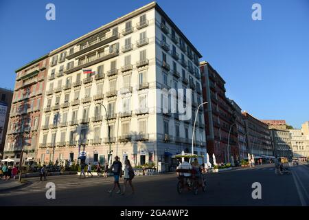 Schöne Gebäude entlang der Uferpromenade an der Via Partenope, Neapel, Italien. Stockfoto