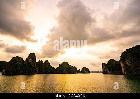 Schöne Bai TU Long Bay in der Provinz Quang Ninh Nordvietnam Stockfoto