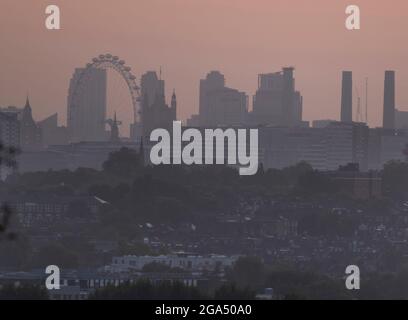 Wimbledon, London, Großbritannien. 29. Juli 2021. Nach einem Tag voller sintflutartiger Regenschauer fällt der Sonnenaufgang über der Skyline von London klar und kühl aus. Quelle: Malcolm Park/Alamy Live News. Stockfoto