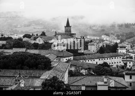 Schwarz-Weiß-Bild von Perugia in Italien mit Nebel über den Hügeln Stockfoto