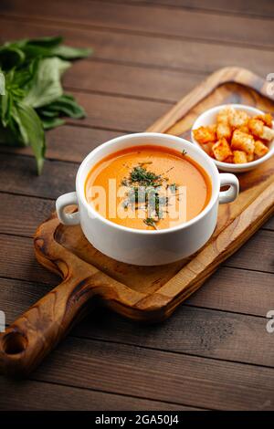 Linsensuppe mit Dill und Croutons Stockfoto