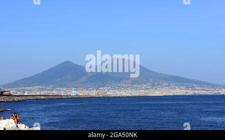 Italiener genießen die Aussicht von der Strandpromenade in Neapel, Italien. Stockfoto