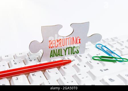 Sign zeigt Recruiting Analytics an. Geschäftskonzept zur Nachverfolgung der Identifizierung der Kandidaten Computer Laptop für Kommunikation Typing New Stockfoto