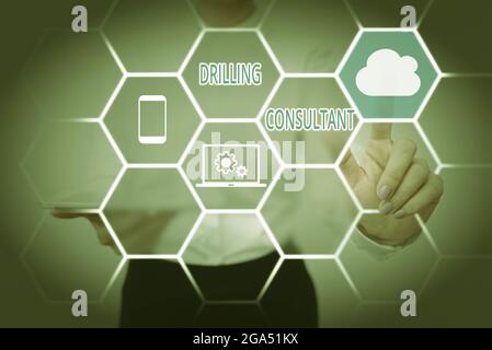 Schreiben mit Text Drilling Consultant. Wort geschrieben über vor-Ort-Überwachung der Tagtoday Bohrarbeiten Lady Holding Tablet Pressen auf Stockfoto