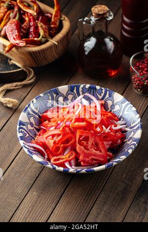 Usbekischer Achichuk-Salat mit Tomaten und Pfeffer Stockfoto