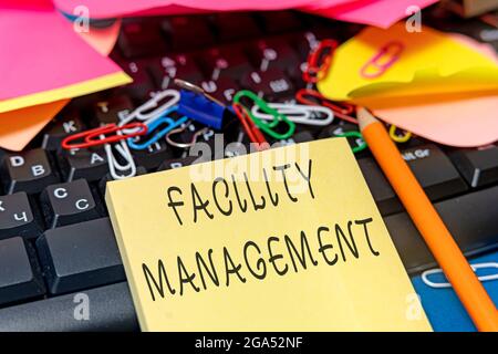 Handschriftschild Facility Management. Konzept, das die Wartung einer Organisation e bedeutet, ist Gebäude und Ausrüstung, mehrere sortierte Sammelstellen Stockfoto