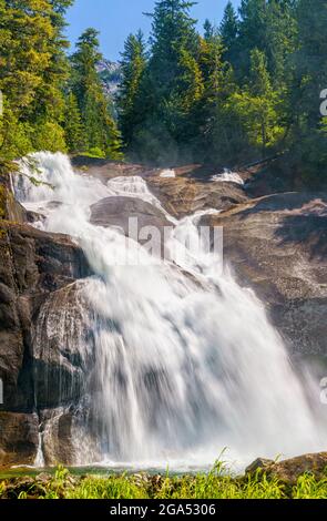 TSA’khwala Wasserfall. Flussufer entlang des Kingcome River Valley im Musgmagw Dzawada'enuwx Territory, First Nations Territory, British Columbia, Ca Stockfoto