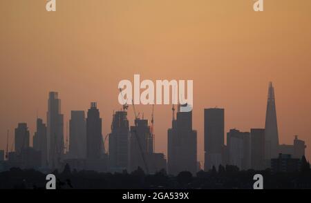 Wimbledon, London, Großbritannien. 29. Juli 2021. Nach einem Tag voller sintflutartiger Regenschauer fällt der Sonnenaufgang über der Skyline von London klar und kühl aus. Stockfoto