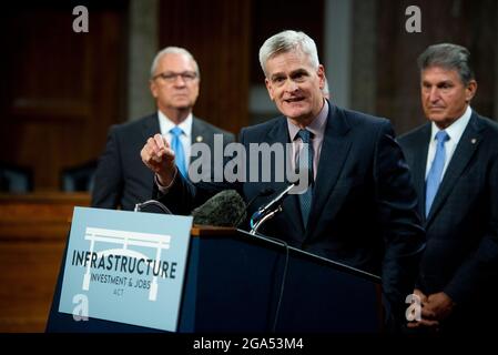 Der Senator der Vereinigten Staaten, Bill Cassidy (Republikaner von Louisiana), macht nach der Abstimmung über den Antrag, die Blutgerinnung anzurufen, um am Mittwoch, den 28. Juli 2021, die Prüfung des H.R. 3684, des INVEST in America Act auf dem Capitol Hill in Washington, DC, zu beginnen. Die Abstimmung, um die Diskussion über das zweiparteiische Infrastrukturgesetz zu beginnen, das vom Weißen Haus vereinbart wurde, betrug 67 bis 32. Wenn das Gesetz verabschiedet würde, würde es fast eine Billion in Straßen, Brücken, Häfen und andere Infrastrukturen investieren, ohne dass eine erhebliche Steuererhöhung erforderlich wäre.Kredit: Rod Lampey/CNP/Sipa USA Stockfoto