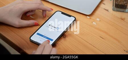 CHIANG MAI, THAILAND - 6. JUNI 2021 : weibliche Touch iPhone mit LinkedIn-Bildschirm. LinkedIn hilft beim Aufbau eines Lebenslaufs und bei der Suche nach einem neuen Job. Stockfoto