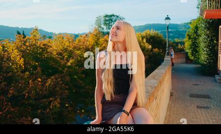 Blonde junge Frau entspannend und lächelnd. Natürliche Schönheit. Spaß im Sommer. Stockfoto