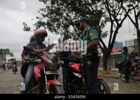 Dhaka, Bangladesch. Juli 2021. Polizeipersonal fragt Autofahrer nach ihrer Bewegung an einem Kontrollpunkt während der landesweiten strengen Sperre, um die Coronavirus-Pandemie Covid-19 in Dhaka einzudämmen. (Bild: © MD Mehedi Hasan/ZUMA Press Wire) Stockfoto