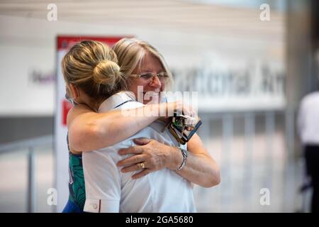 REDAKTIONELLE VERWENDUNG NUR Passagiere treffen sich mit Familie und Freunden in Heathrow in London, als der Flughafen seine Come Fly Again-Initiative startet, die die sichere Wiedereröffnung des internationalen Reisens und sein 75-jähriges Bestehen markiert. Ausgabedatum: Donnerstag, 29. Juli 2021. Stockfoto