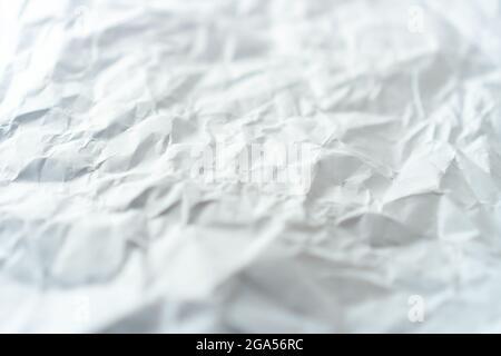 Draufsicht auf weiß zerknitterte Papiertextur Hintergrund. Stockfoto