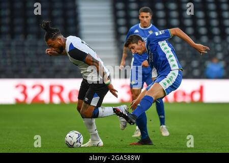 DERBY, GROSSBRITANNIEN. 28. JULI Colin Kazim-Richards von Derby County kämpft am Mittwoch, 28. Juli 2021, im Pride Park, Derby, um den Ball mit Edgar Gonzalez von Real Betis während des Freundschaftsspiel vor der Saison zwischen Derby County und Real Betis Balompi. (Kredit: Jon Hobley | MI News) Kredit: MI Nachrichten & Sport /Alamy Live News Stockfoto