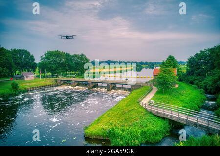 Wasser wirbelt vom Wehr im Fluss Vecht in den Niederlanden. Flussabwärts, Lock Keeper's House neben der Brücke. Fischpassage, Fischleiter zum Stockfoto